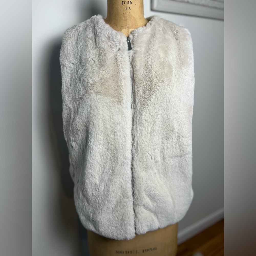 Old Navy cream fur women’s zip up vest small